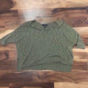 Mid-sleeve olive green shirt